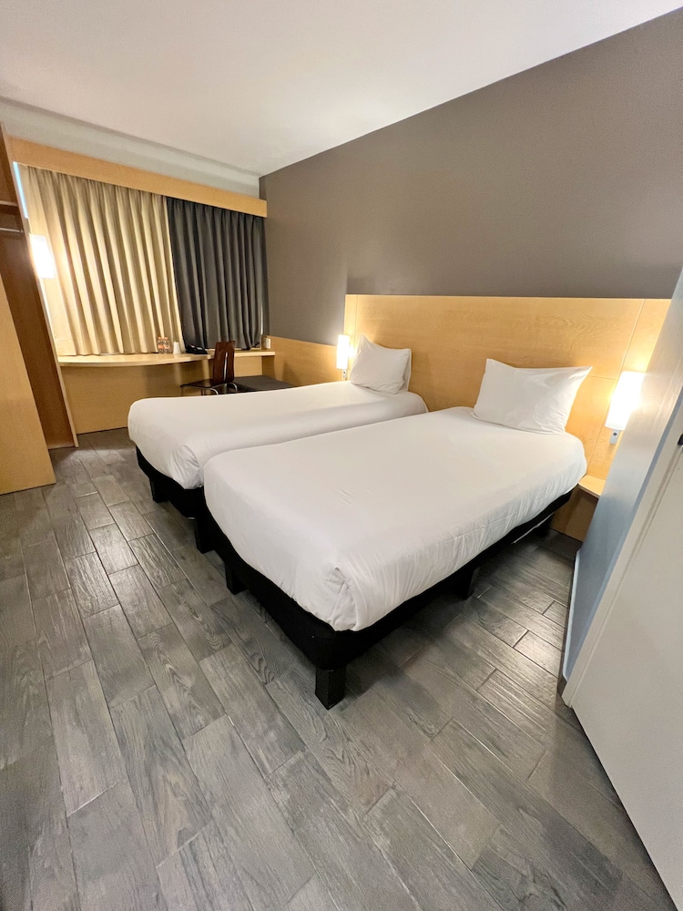ROOM, 2 DOUBLE BEDS