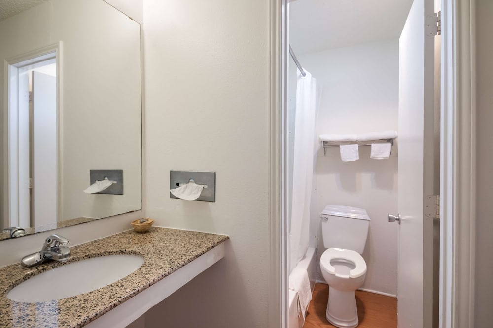 Americas Best Value Inn Lockhart TX (ex OYO Hotel) 39/40