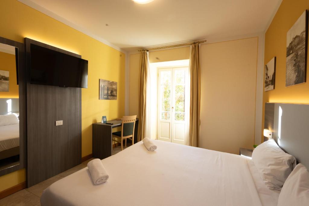 Superior, Twin Beds, Partial View