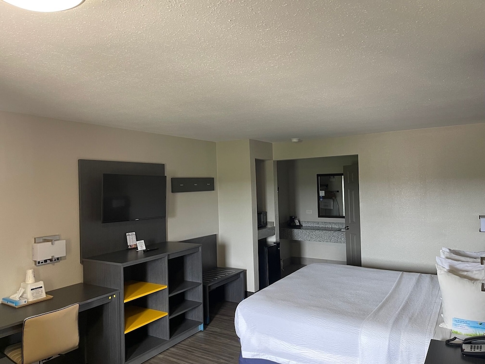 غرفة قياسية بسرير كينج للمدخنين، Days Inn by Wyndham Ruston LA 3/7