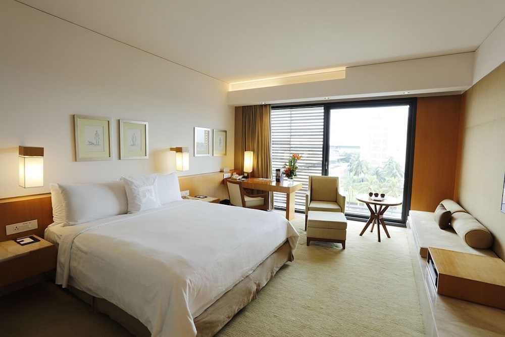 Tower, Queen Bed, City View