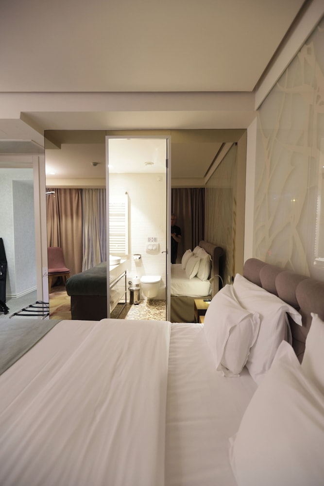 CITY, DOUBLE OR TWIN BED