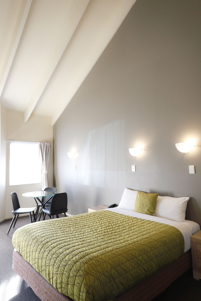 Airport Manor Inn 12/66