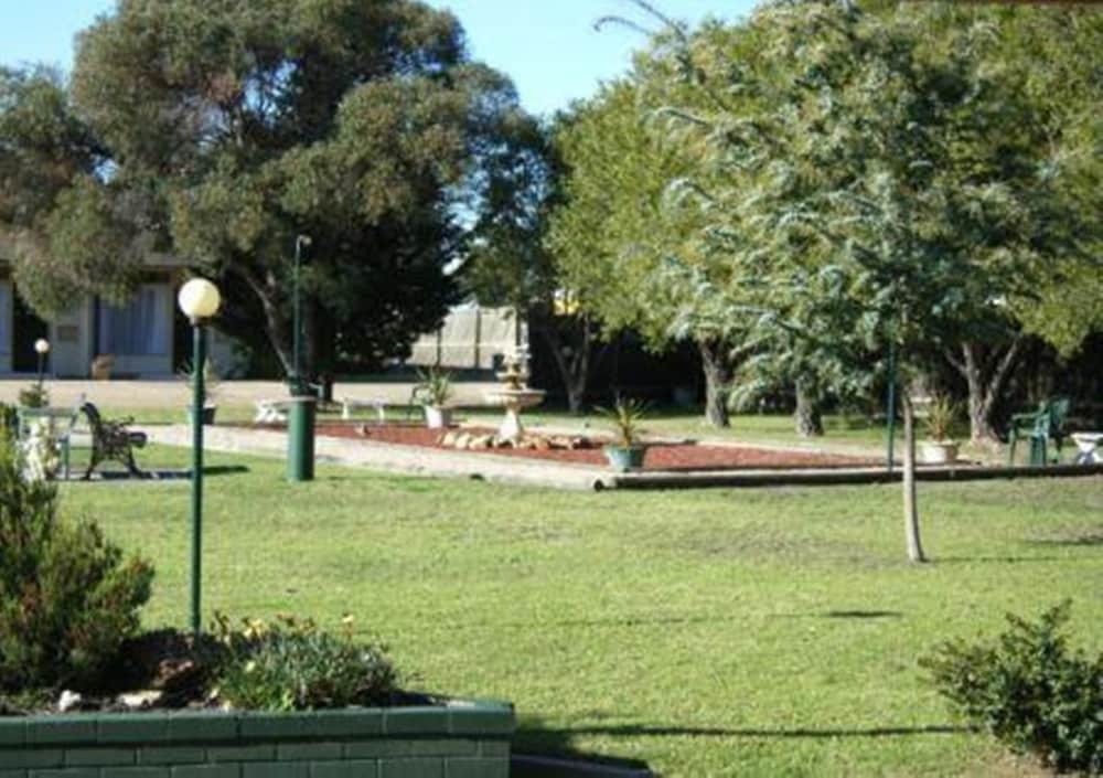 BAIRNSDALE MAIN MOTEL 10/27