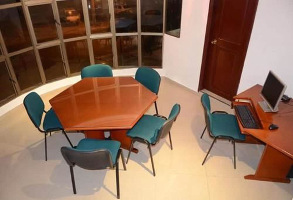 HOTEL INTERSUITES 20/21