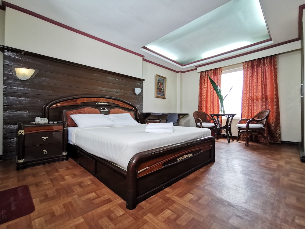DELUXE, QUEEN BED, MOUNTAIN VIEW