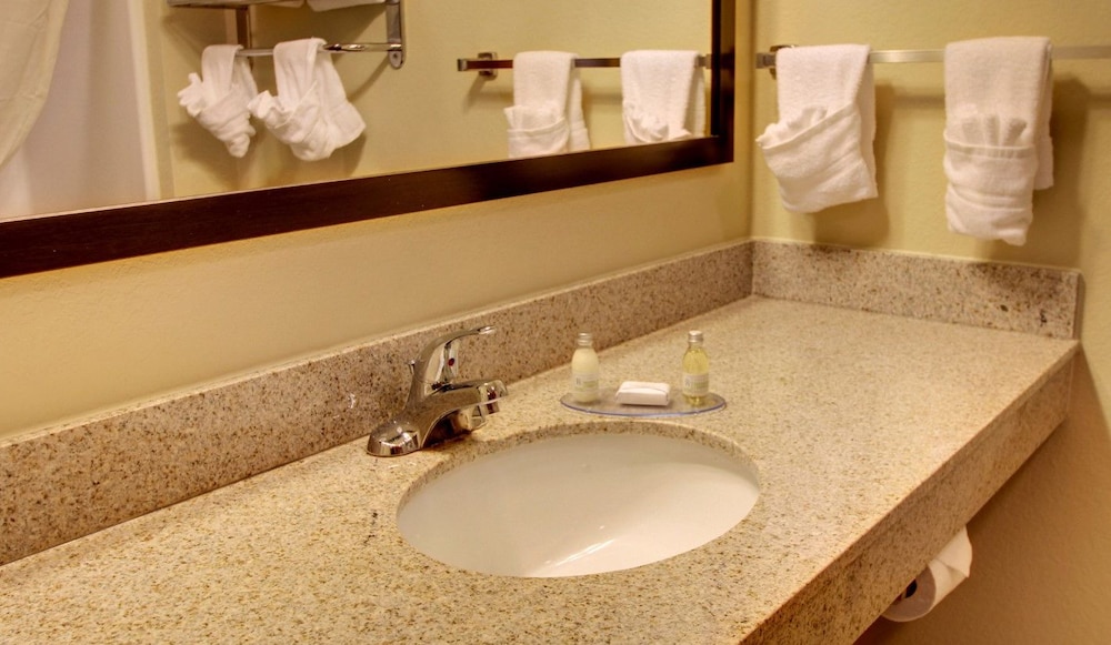 Cobblestone Inn & Suites - Harvey 45/50