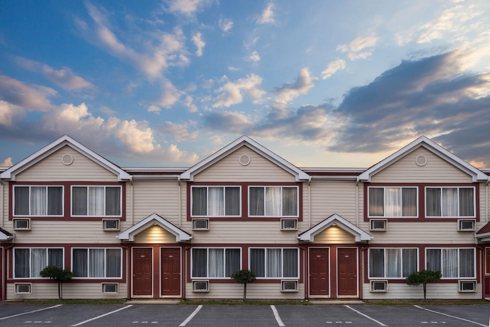 Travelodge by Wyndham Drummondville 1/50
