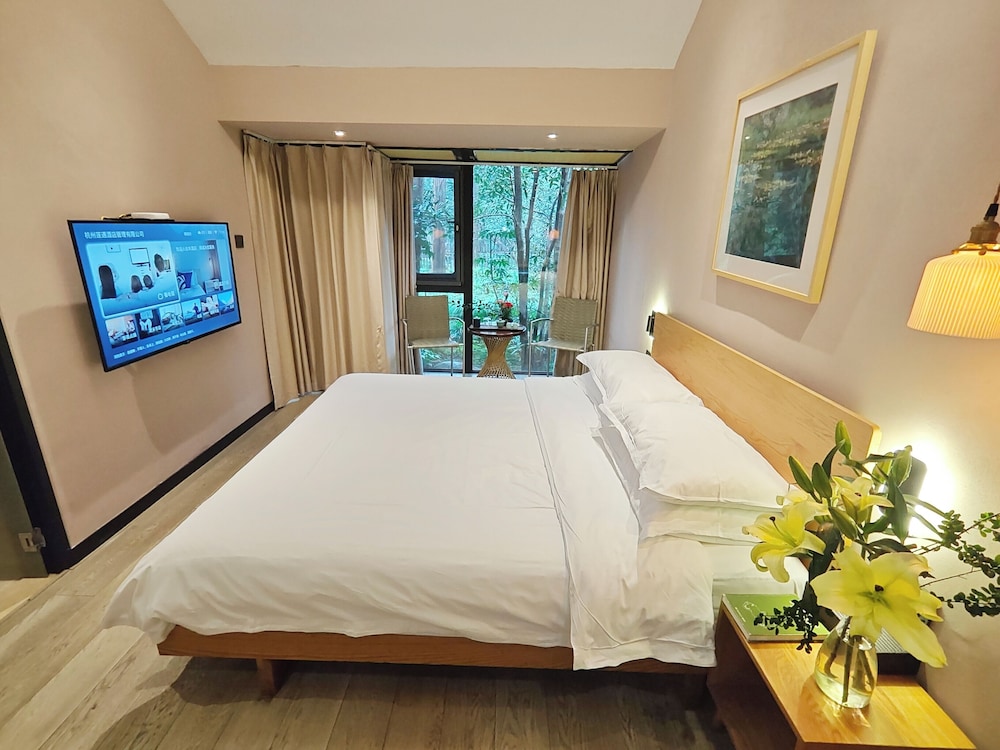 Lotus Glade Hotel 25/50