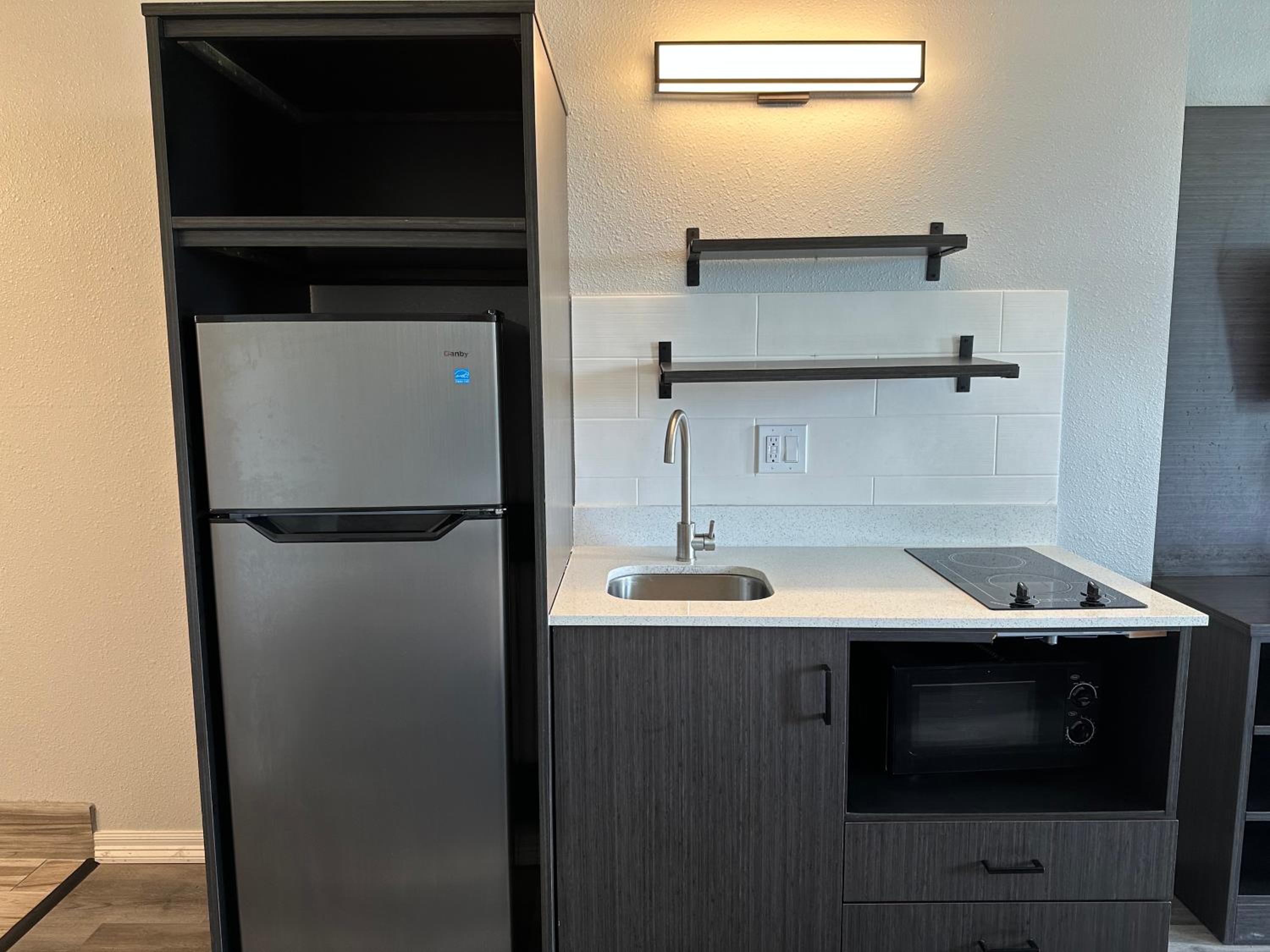 Motel6 Groves, TX 37/44