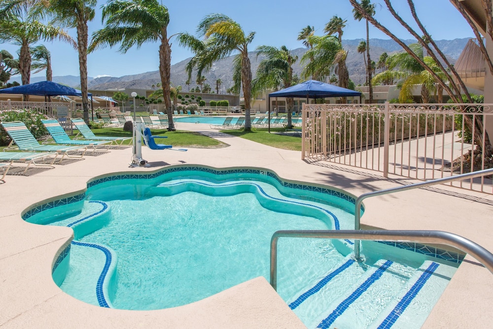 Days Inn by Wyndham Palm Springs 19/25