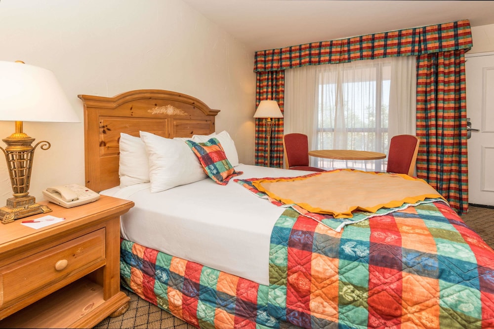 Ramada by Wyndham Las Cruces Hotel & Conference Center 12/37