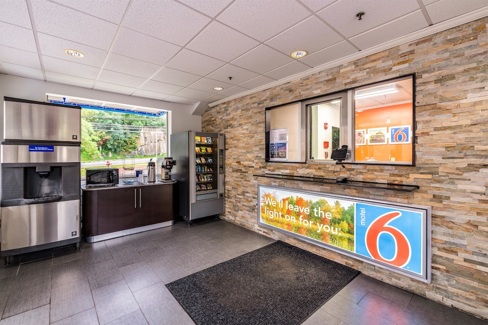 Motel6 Elmsford, NY - White Plains 8/50
