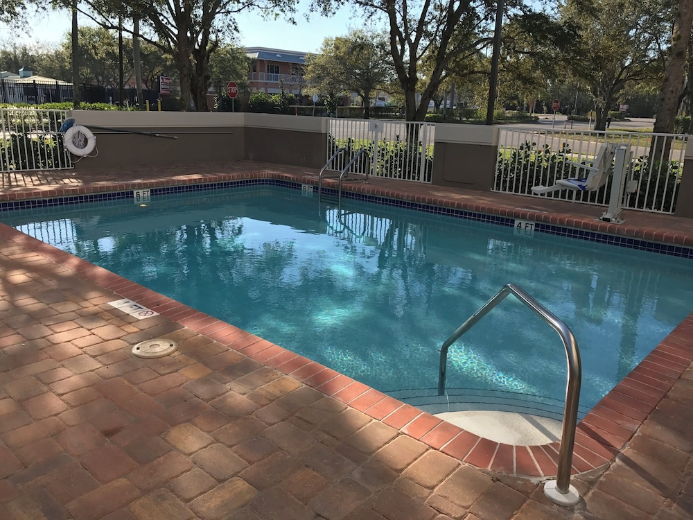 Holiday Inn Express Naples South I 75 46/67