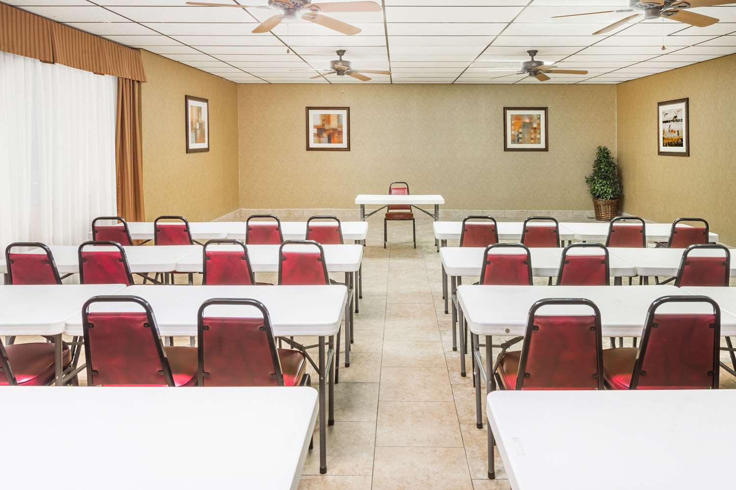 Days Inn By Wyndham Batesville 17/25