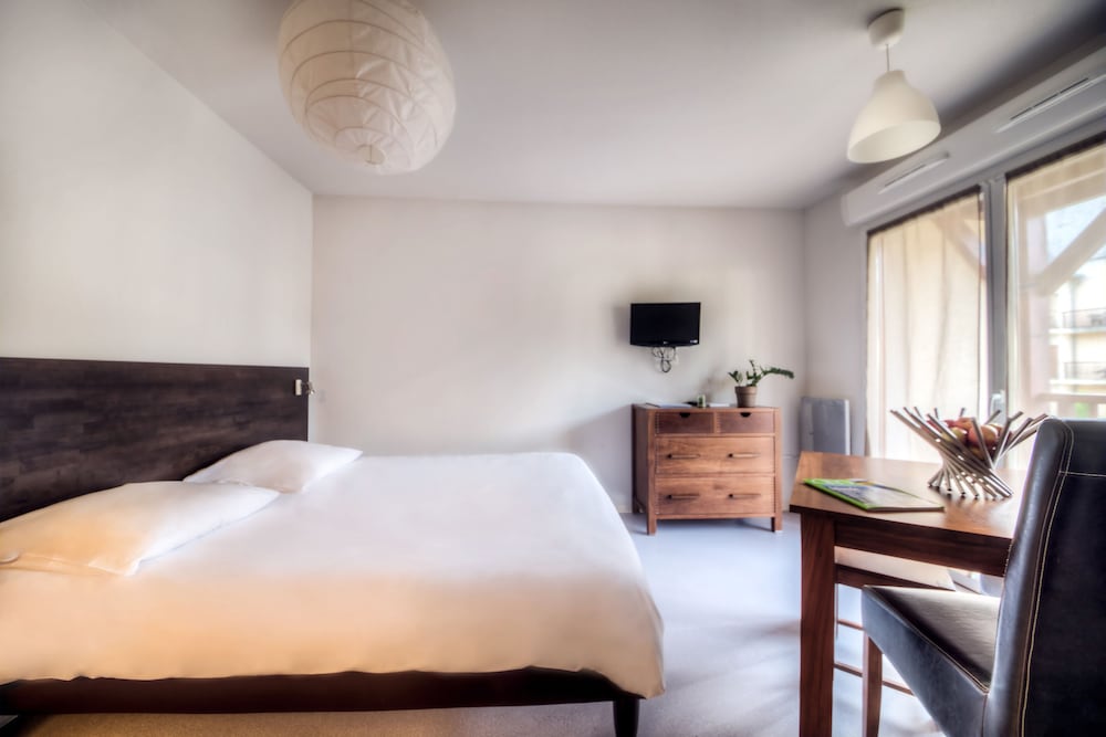 STANDARD, QUEEN BED