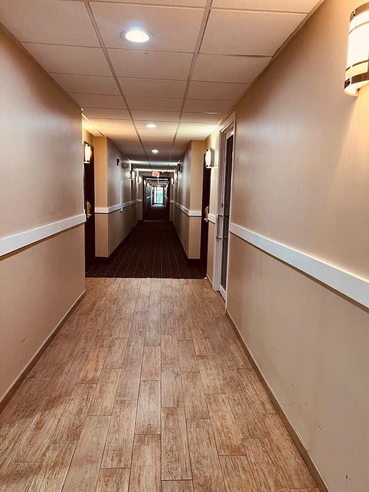 Super 8 by Wyndham Nyack NY 32/37