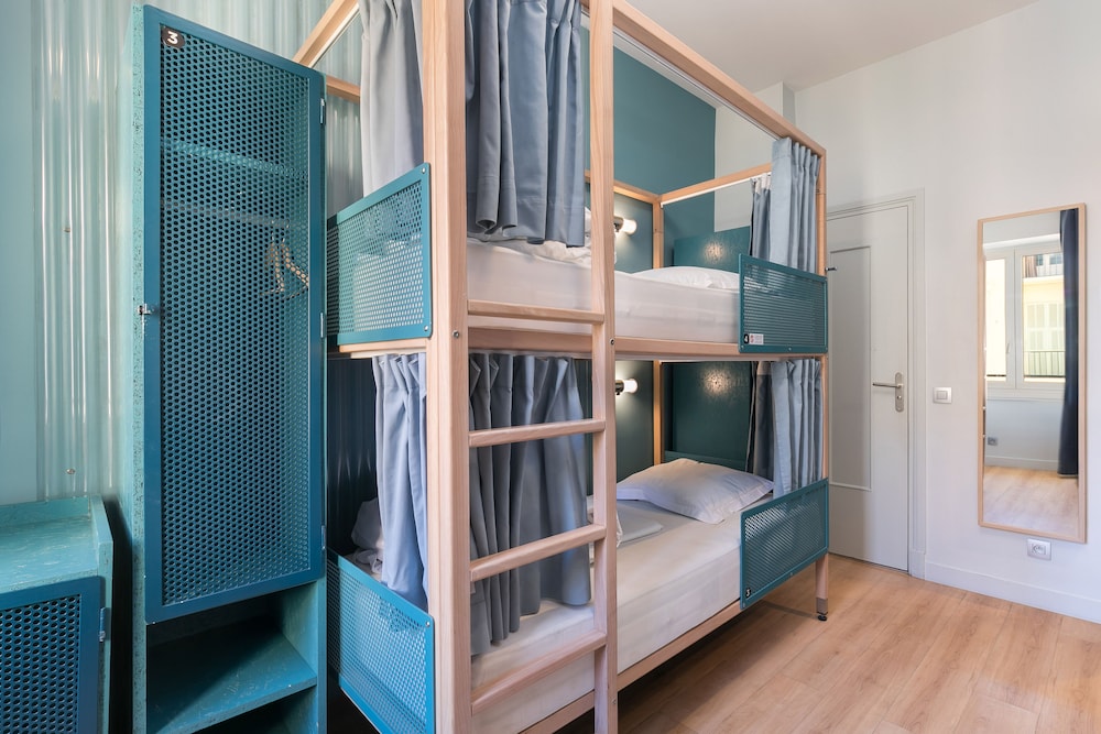 FEMALE ONLY, MIXED DORM, 4 BEDS
