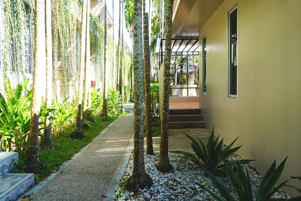 THE SIGNATURE PHUKET RESORT AND RESTAURANT 60/70
