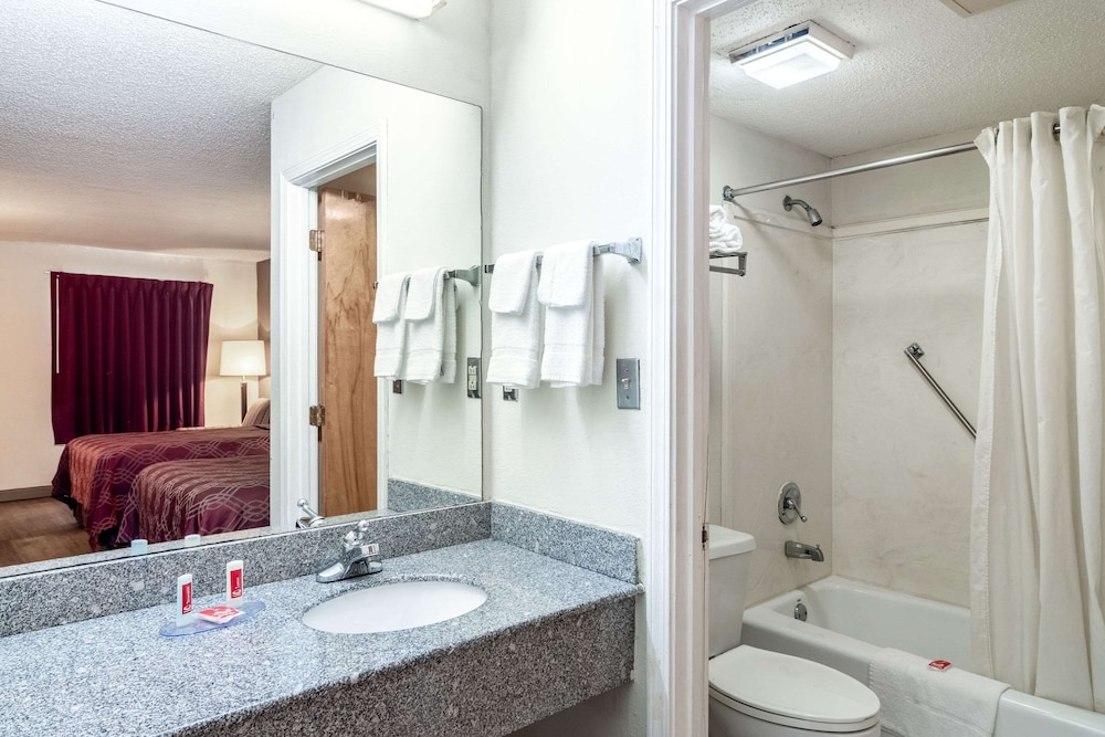 Econo Lodge Acworth East 53/53