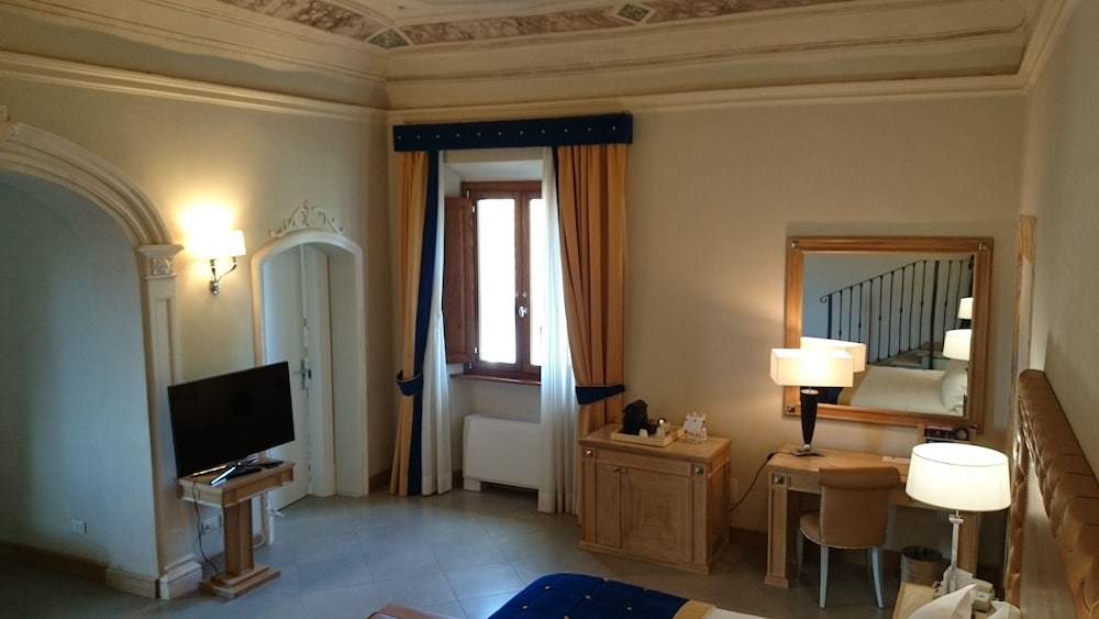 VILLA TOLOMEI HOTEL AND RESORT 52/71