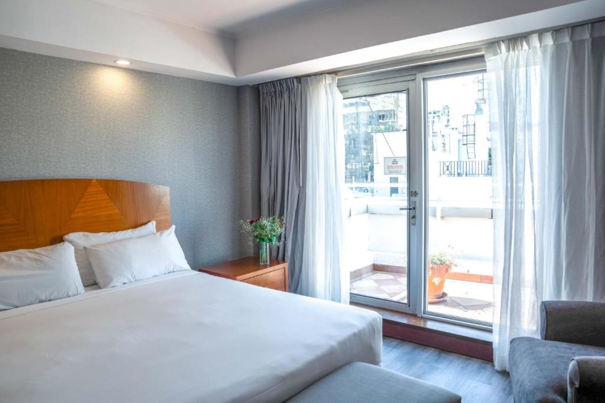 SUITE, KING BED, BALCONY, CORNER