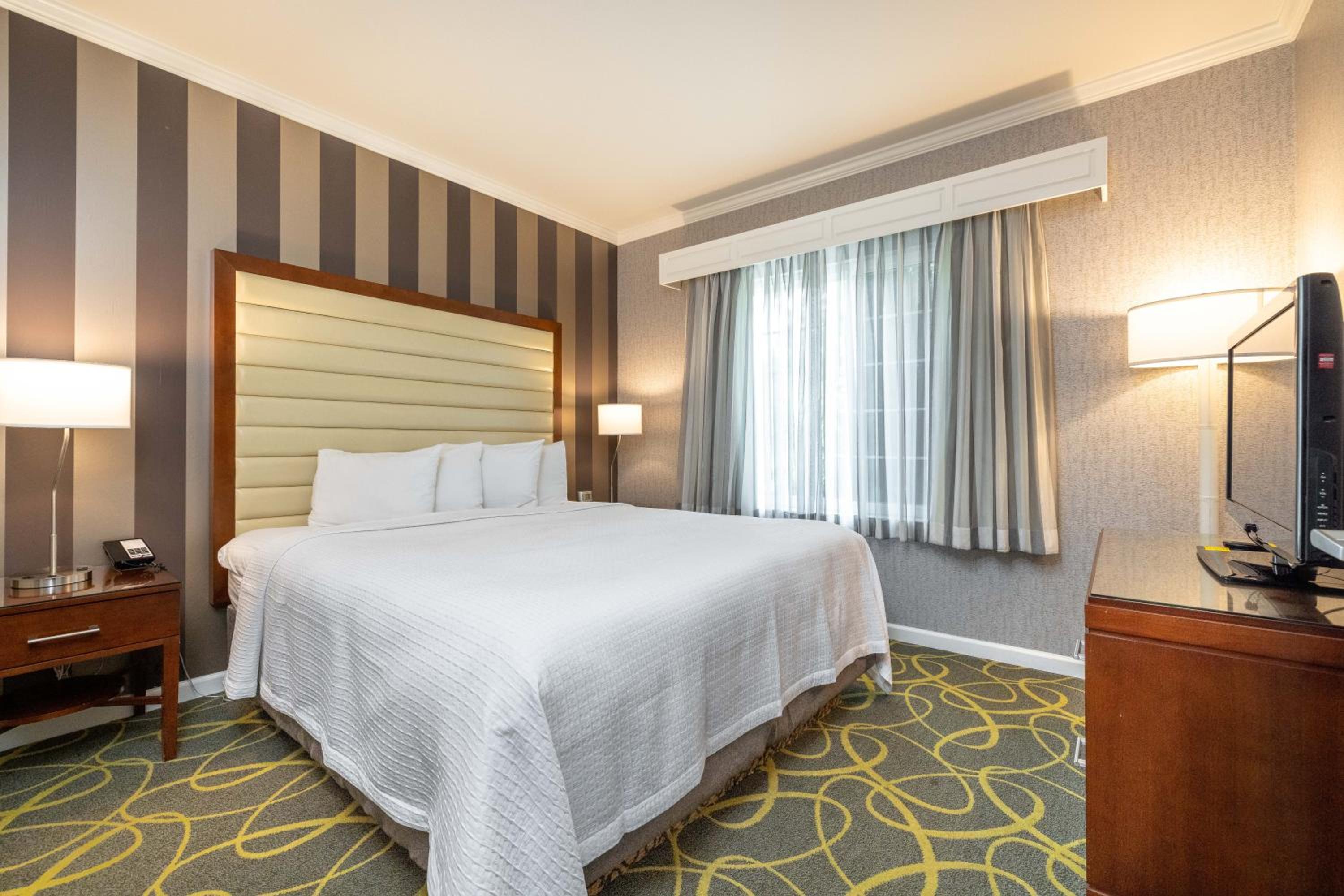 جناح بسرير كينج مع أريكة، Best Western Plus Dixon Davis 2/5