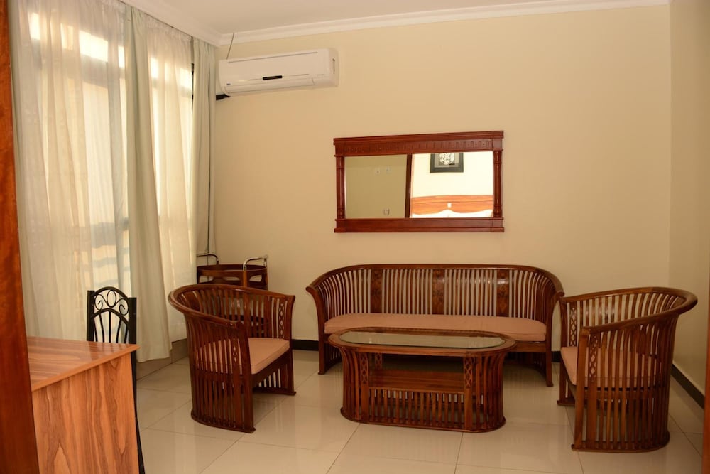 La Posh Hotel 24/33