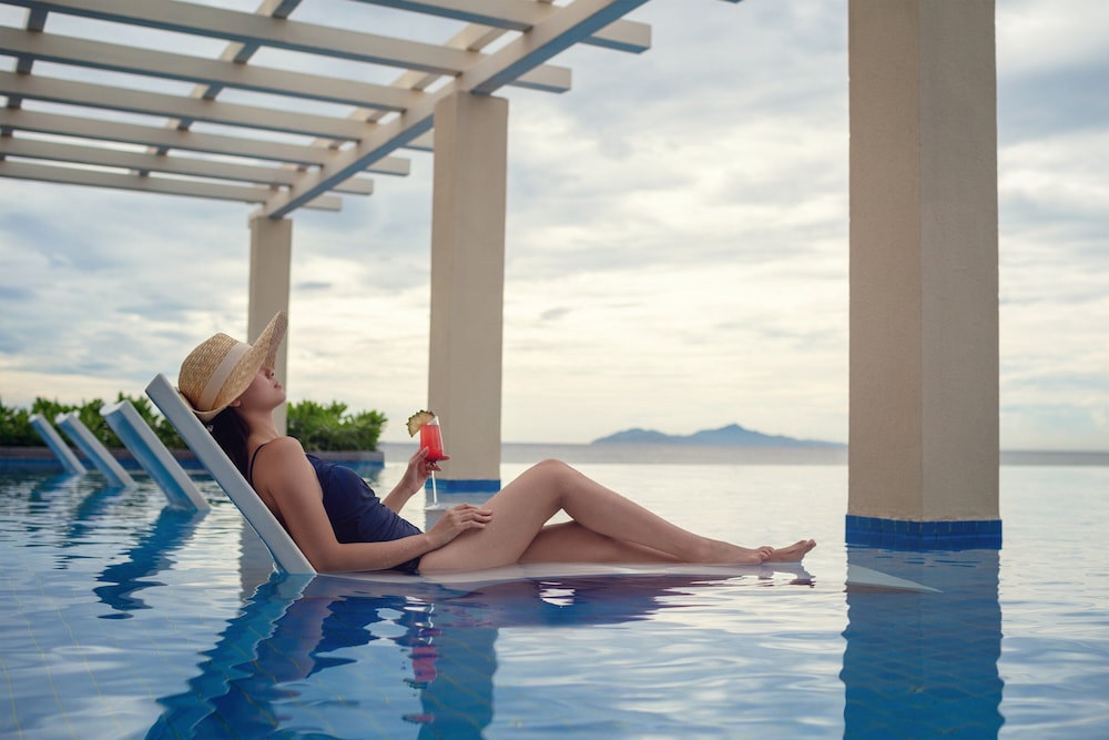 Sheraton Grand Danang Beach Resort and Spa 41/47