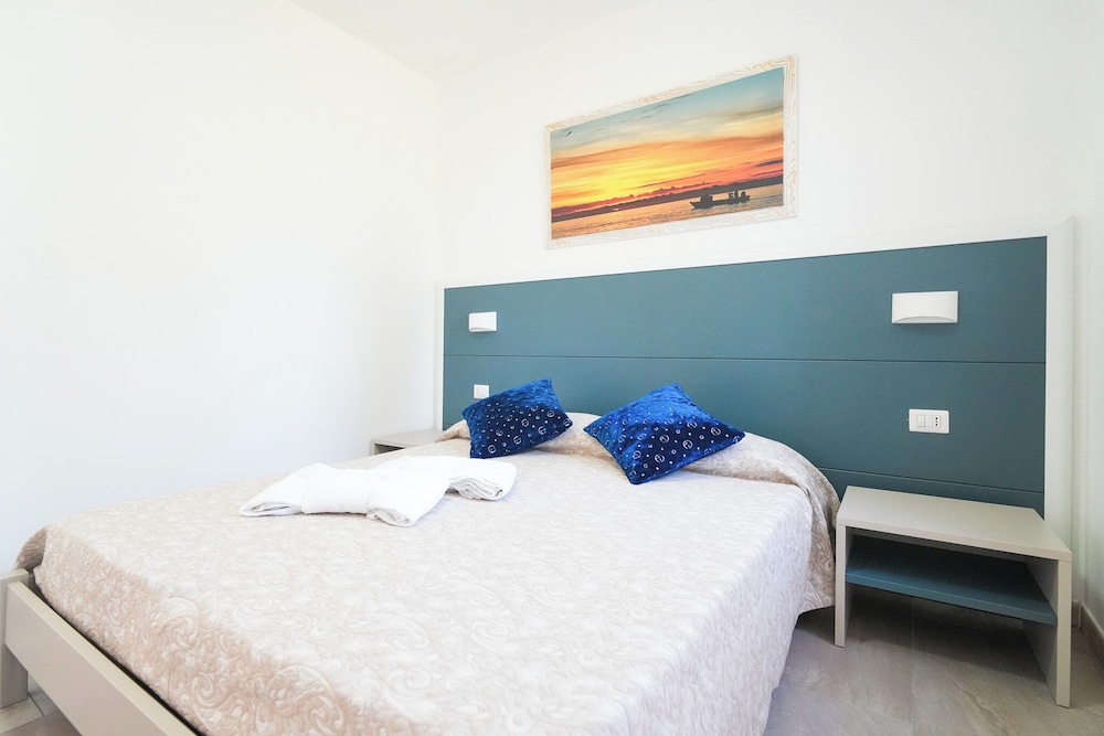 جناح ديلوكس بثلاثة أسرّة وسرير كوين مع أريكة، Residence La Pineta - Campsite 2/10
