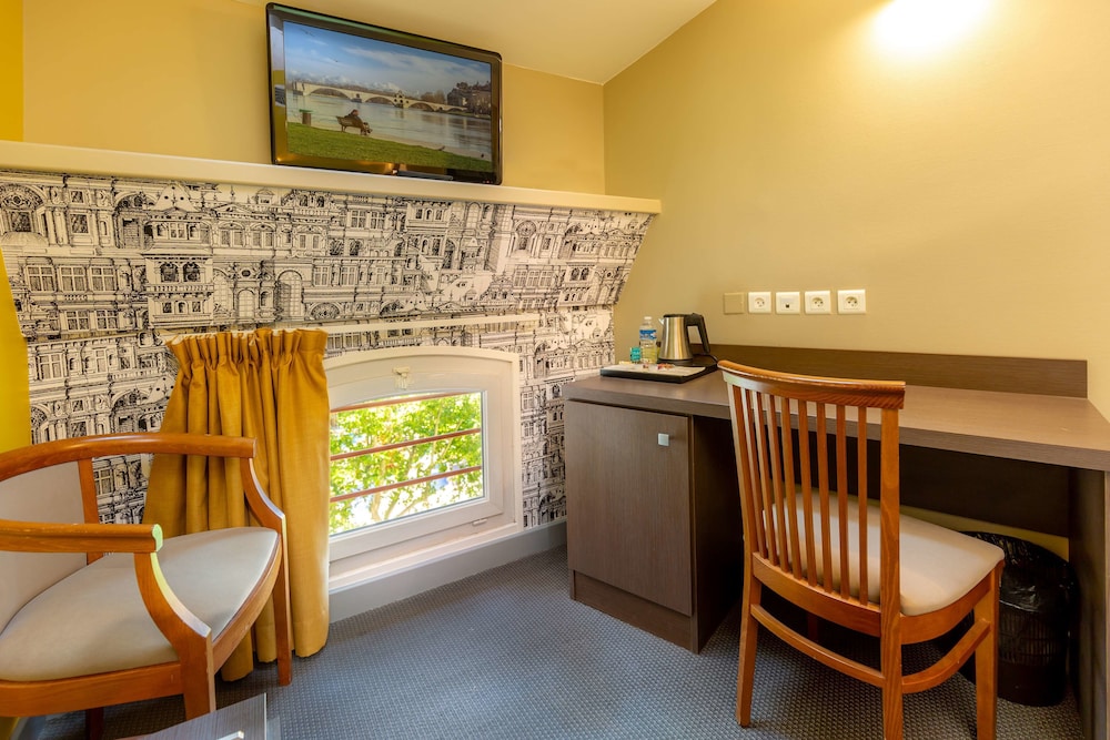 Hotel Kyriad Avignon Palais des Papes 61/73