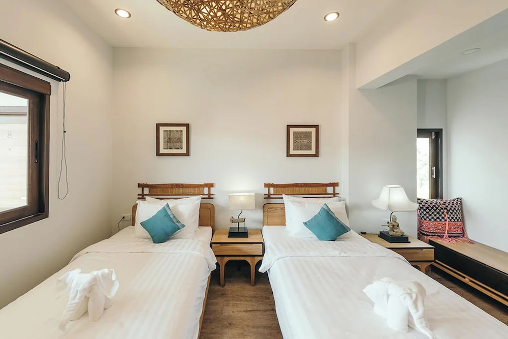 ROOM, TWIN BEDS