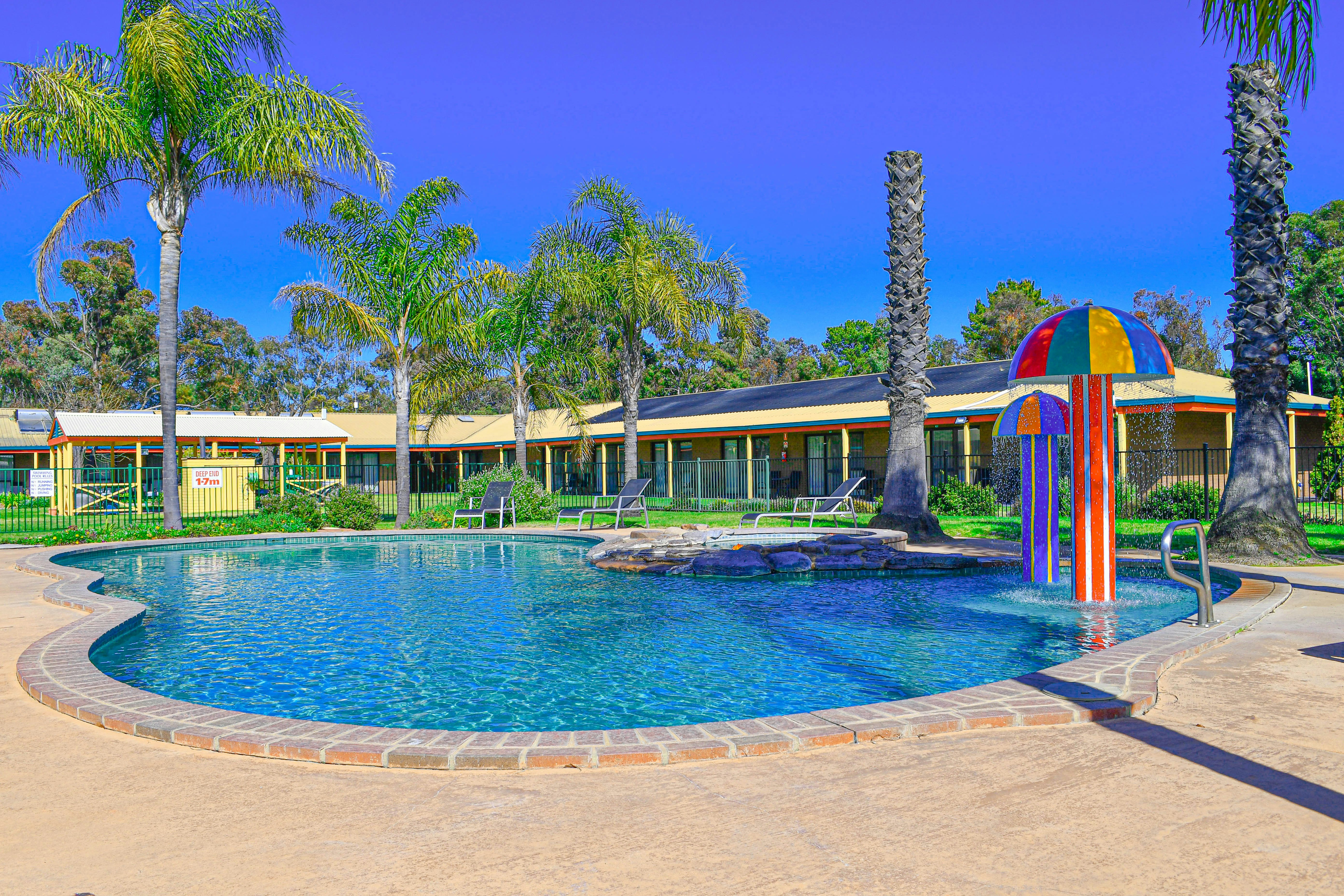 BAROOGA COUNTRY INN MOTEL 3/5