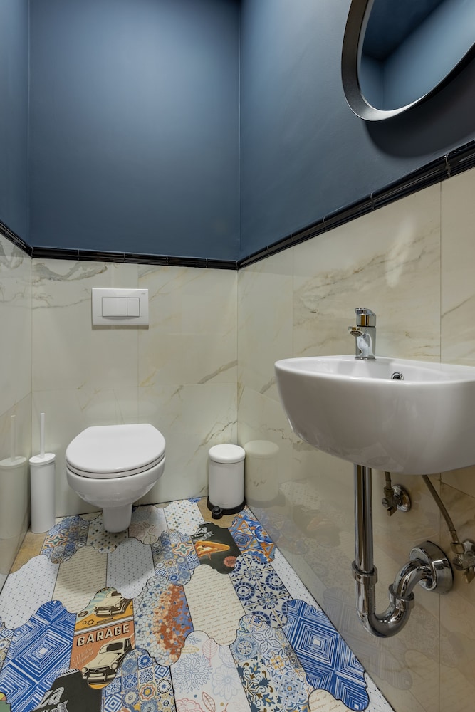 One Luxury Suites 65/72
