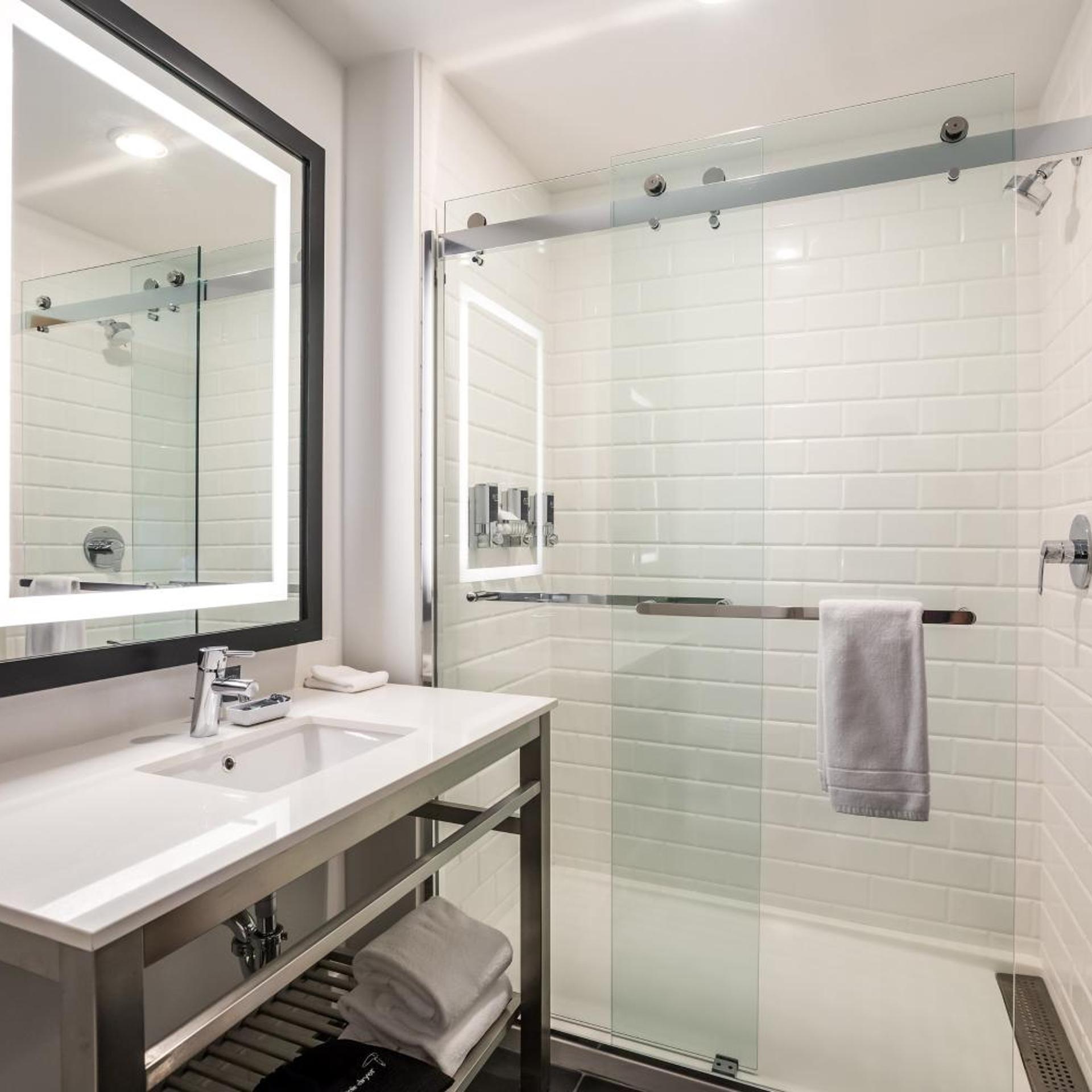 غرفة تقليدية بسرير كينج لذوي الإعاقة، Four Points By Sheraton Elkhart 8/10
