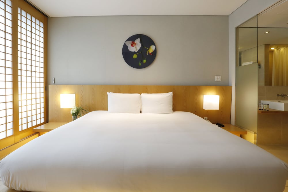 DELUXE, KING BED