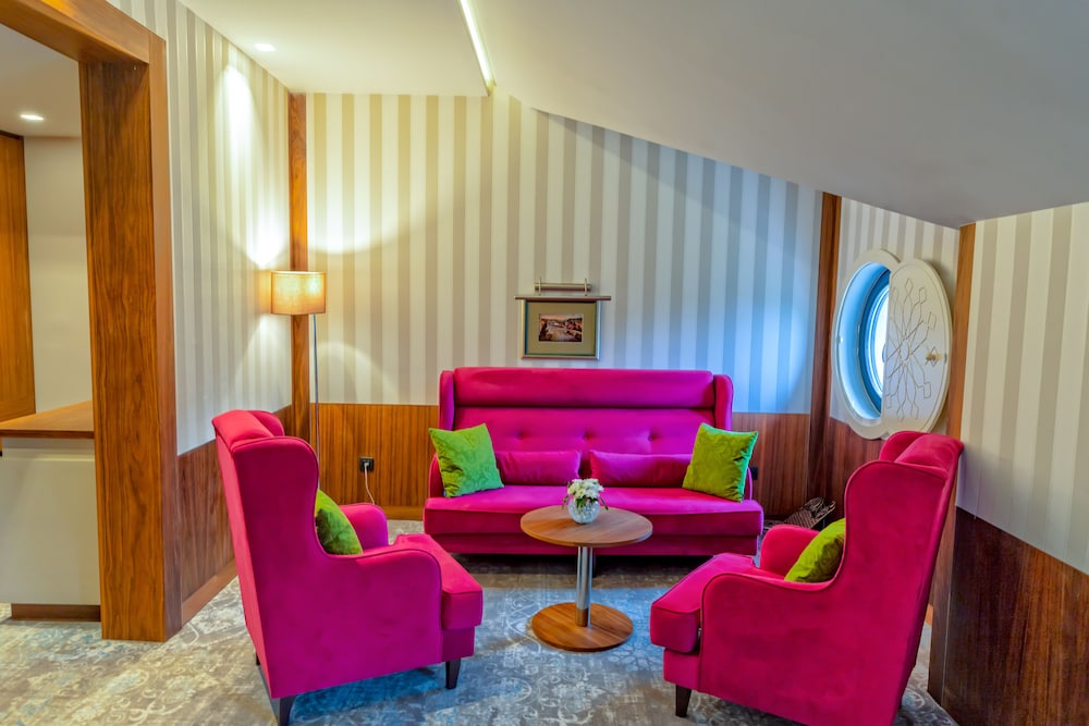 HERITAGE HOTEL KRONE 53/77