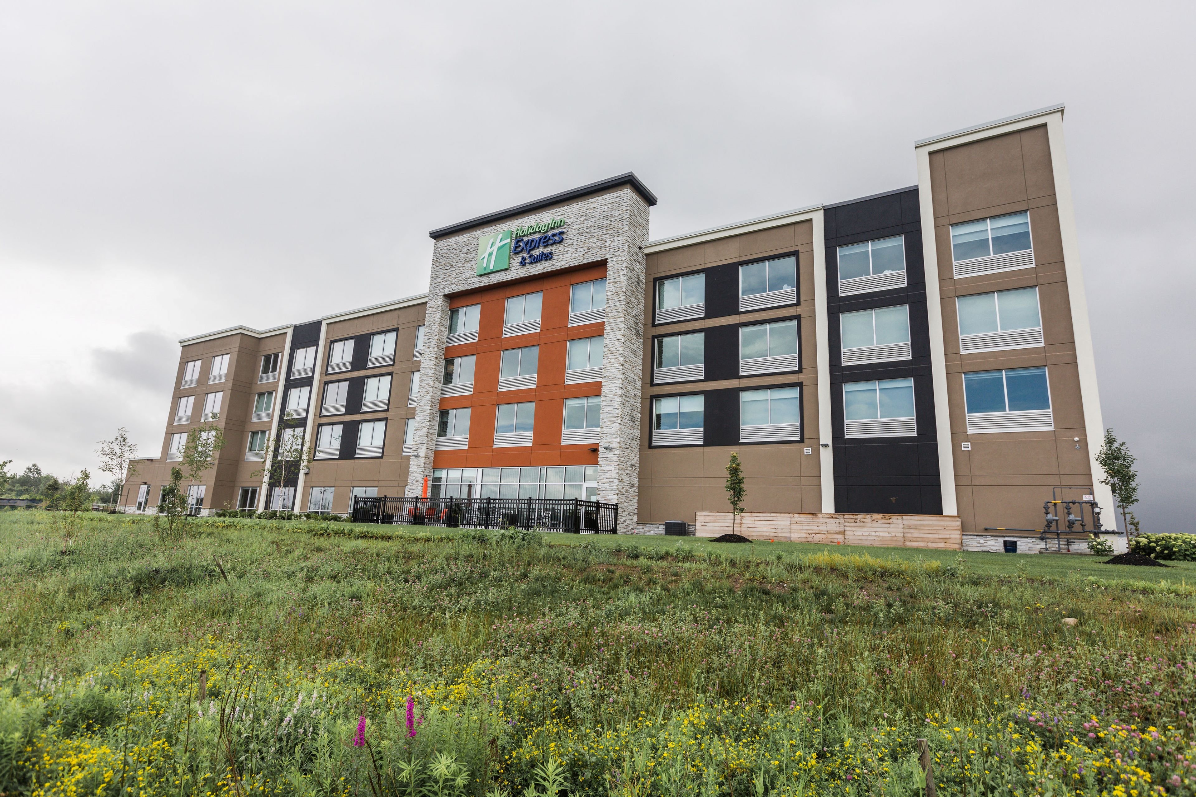 Holiday Inn Express and Suites Welland 5/65