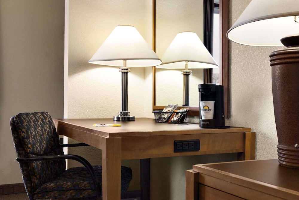 Days Inn by Wyndham Oglesby/ Starved Rock 18/20
