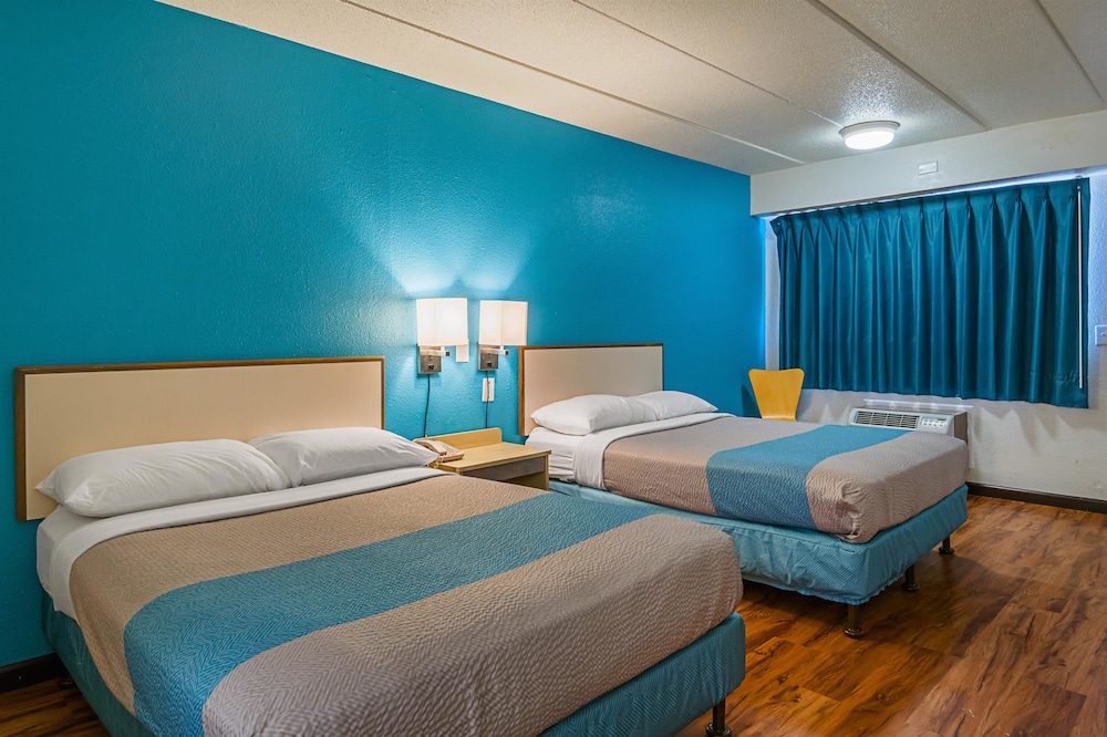 STANDARD, 2 DOUBLE BEDS