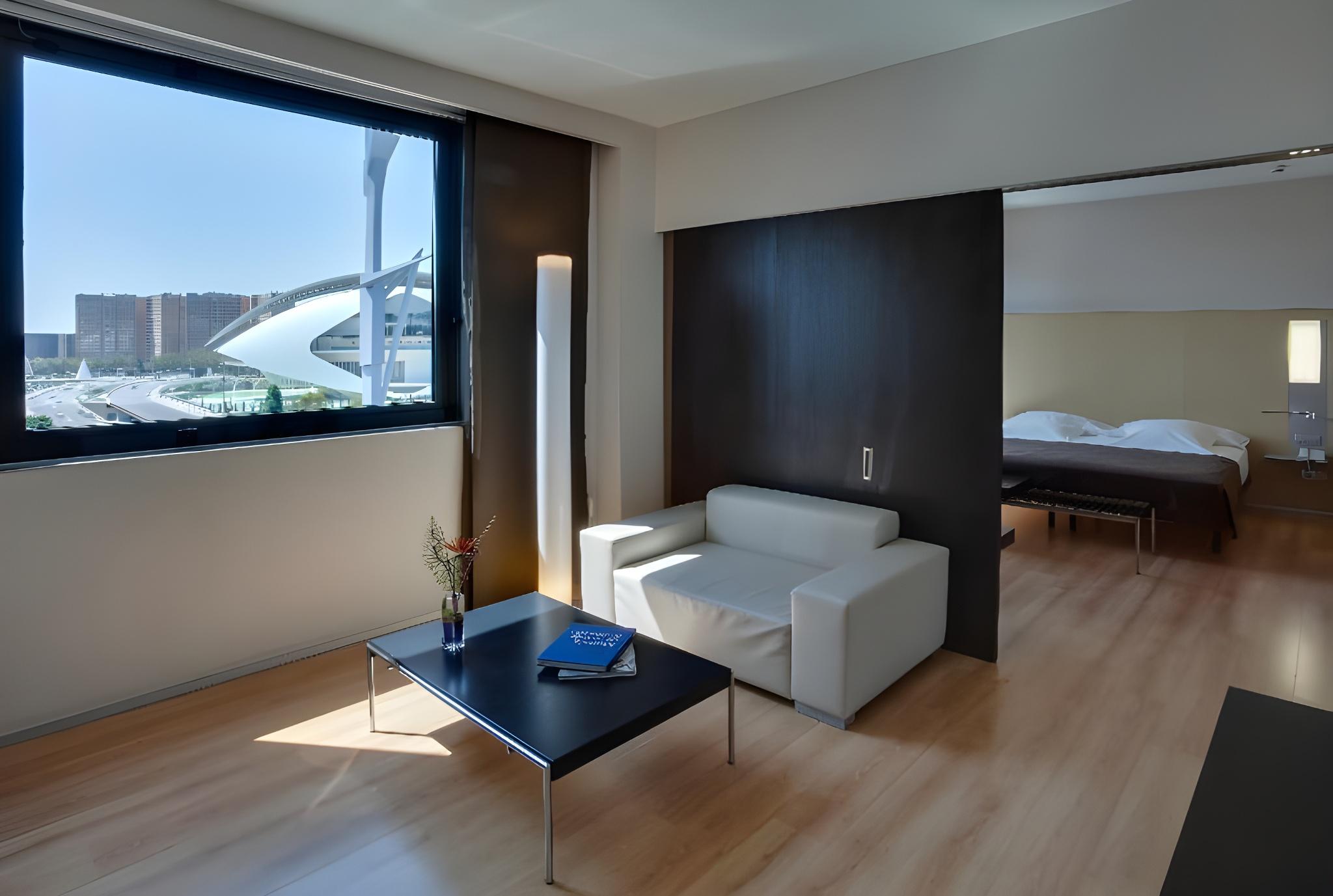 Junior Suite, Queen Bed, City and Arts and Arts View