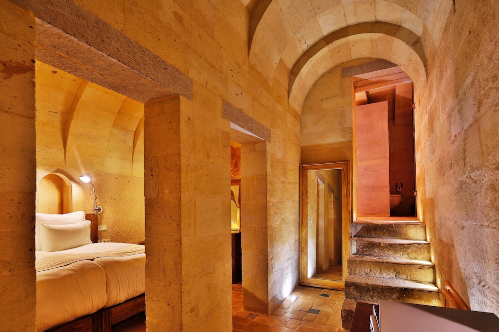 MILLSTONE CAVE SUITES 34/77
