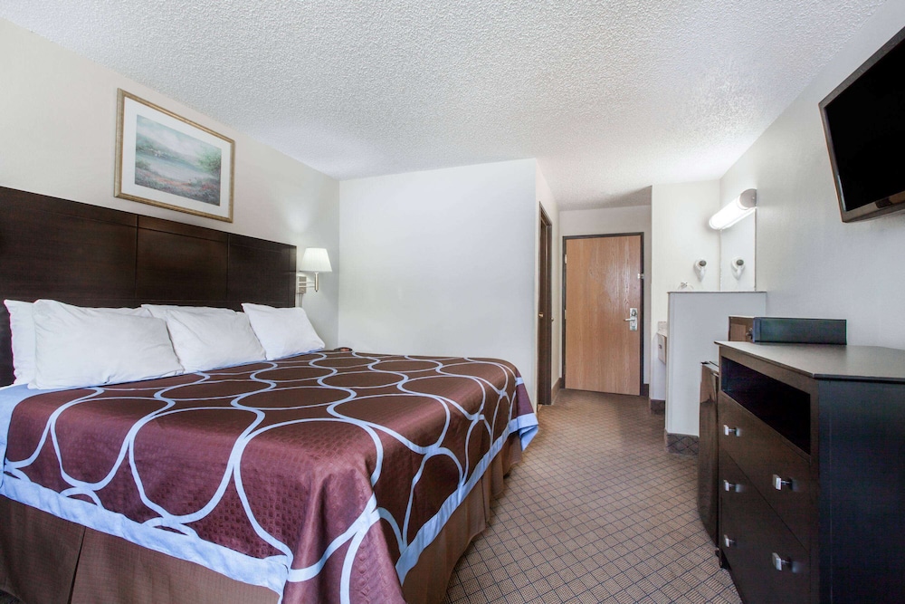 Super 8 by Wyndham Cleveland TX 6/29