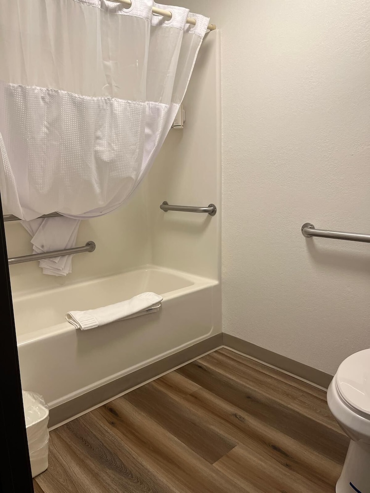 Alliance Hotel & Suites, a Howard Johnson by Wyndham 53/58