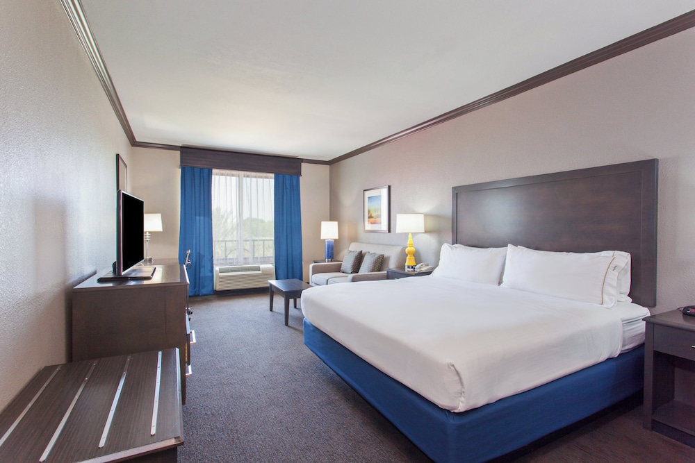 Holiday Inn Express Hotel & Suites Wharton 15/50