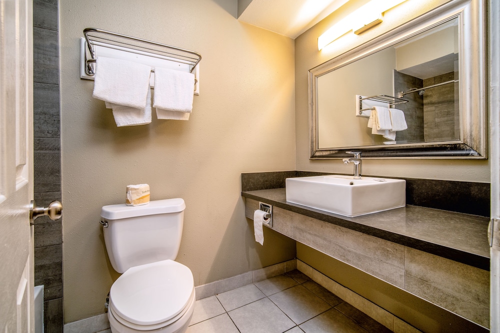 Regency Inn Suites Downey 36/40