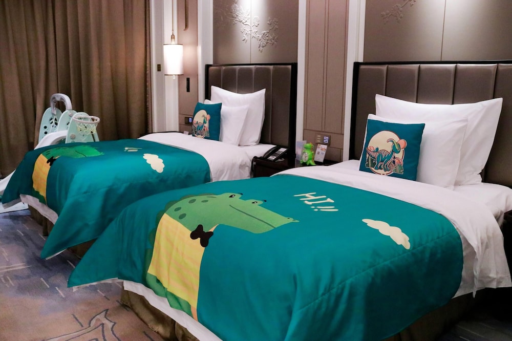 Theme, Rex, Twin Beds