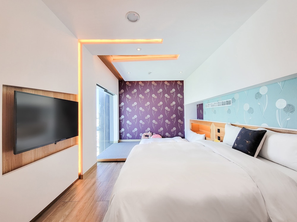 CHECK inn Taichung Zhongshan 18/50