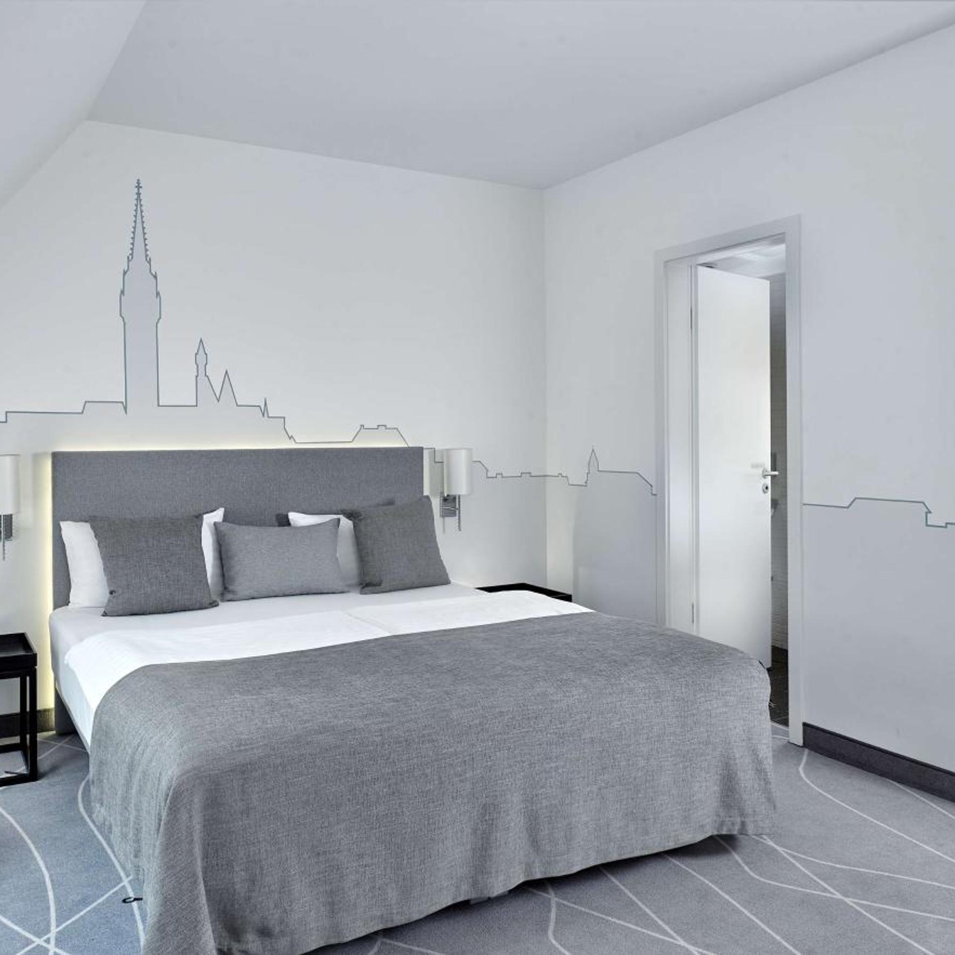 1 Bedroom, Suite, Courtyard View