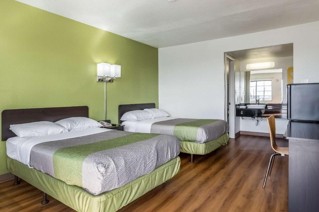 2 FULL BEDS - ADA/ROLL-IN SHWR